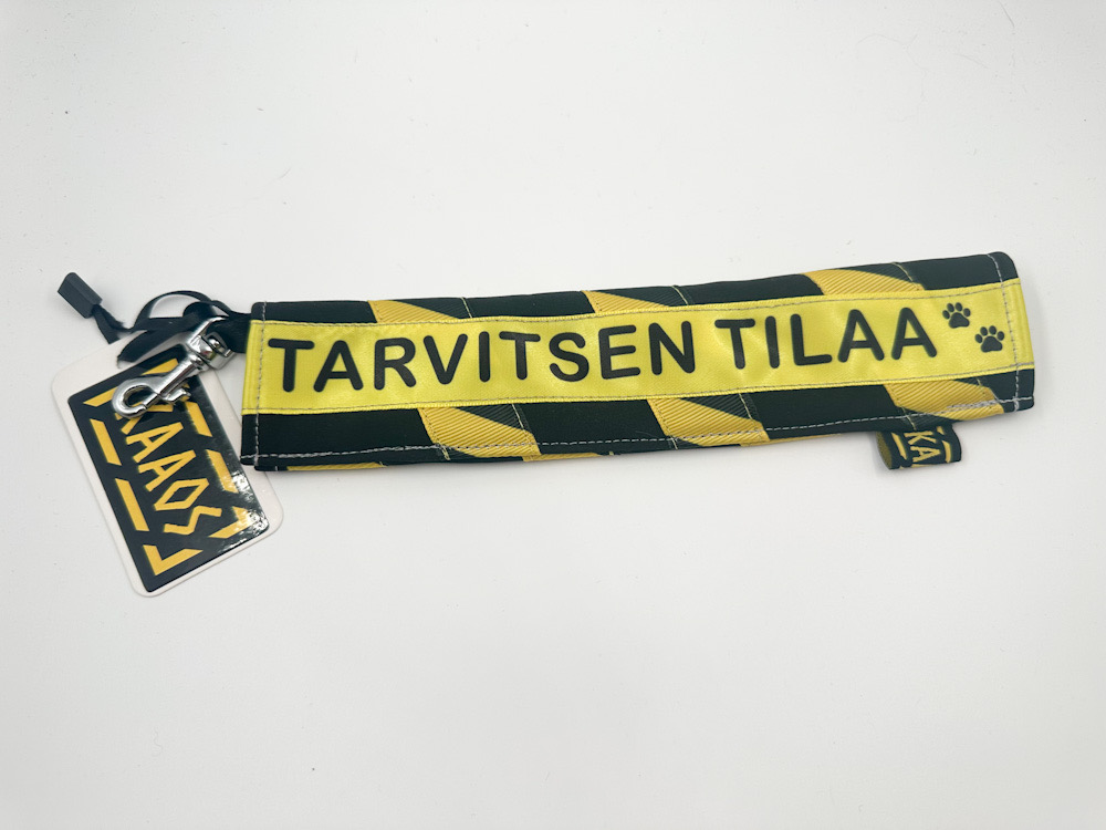 Tarvitsen tilaa -hihnaputki tekstillä